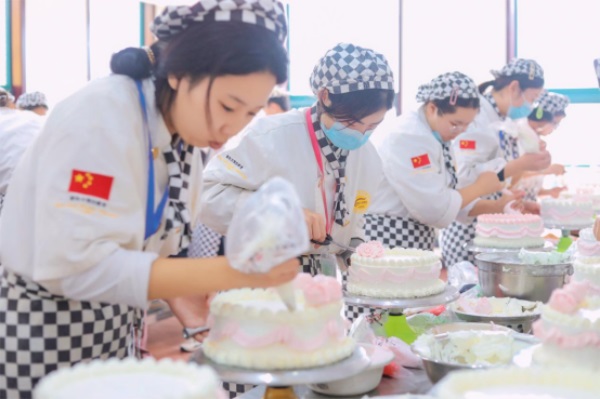 女生学西点师能赚钱吗？