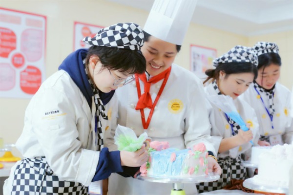 蛋糕学校培训学费多少，关键要学到技术!